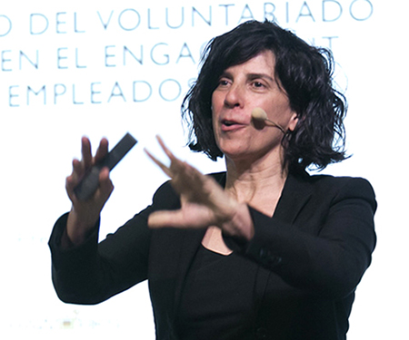 Bea presenting at Voluntare photo